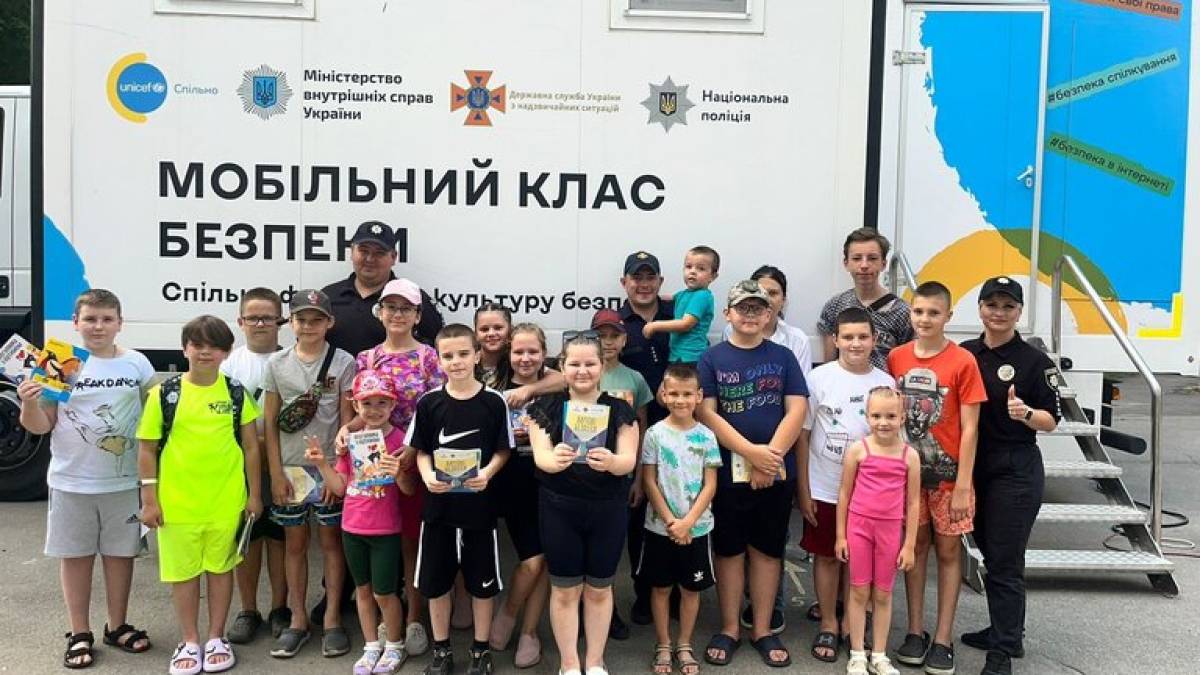 Запорізькі поліцейські та рятувальники навчають дітей безпечної поведінки у мобільному класі