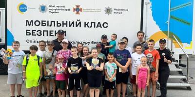 Запорізькі поліцейські та рятувальники навчають дітей безпечної поведінки у мобільному класі