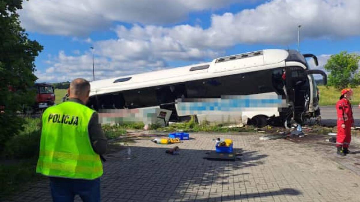 У Польщі автобус з українцями потрапив у ДТП, 14 людей постраждали