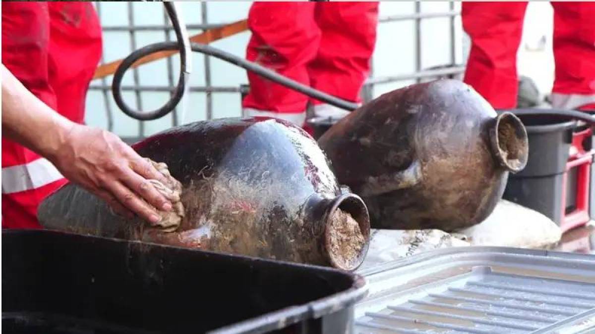 Підняли дві амфори з багатьох, що перевозив 3300-річний корабель