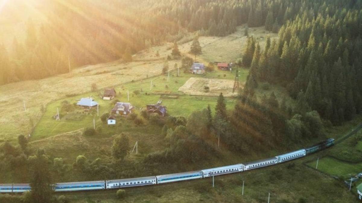“Укрзалізниця” призначила додаткові потяги до Львова та до гір