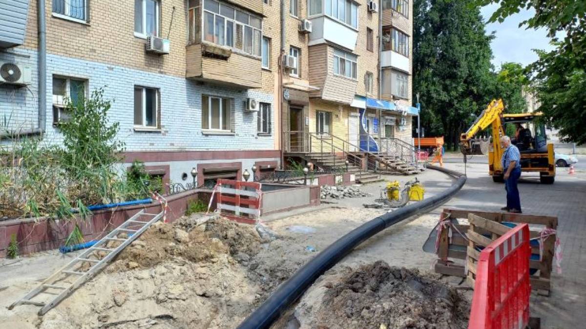У центрі Запоріжжя міняють аварійну ділянку водогону