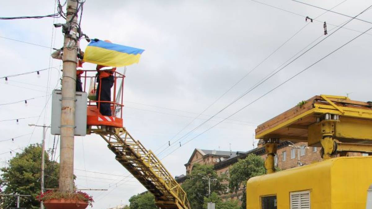 Головний проспект Запоріжжя до Дня Конституції прикрасить тисяча державних прапорів
