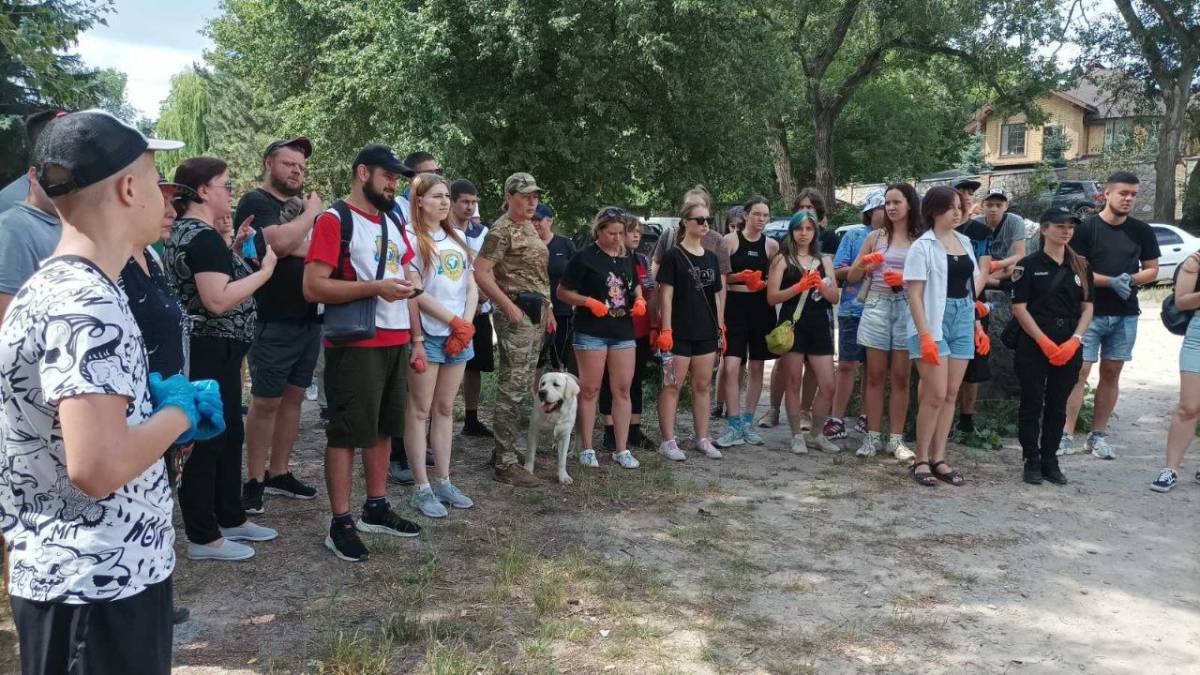 Волонтери ретельно прибрали пляж на правому березі Дніпра