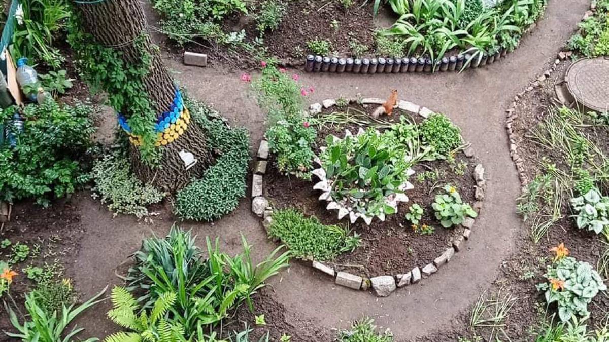 Садочок пані Вікторії: гарний і поруч, і згори