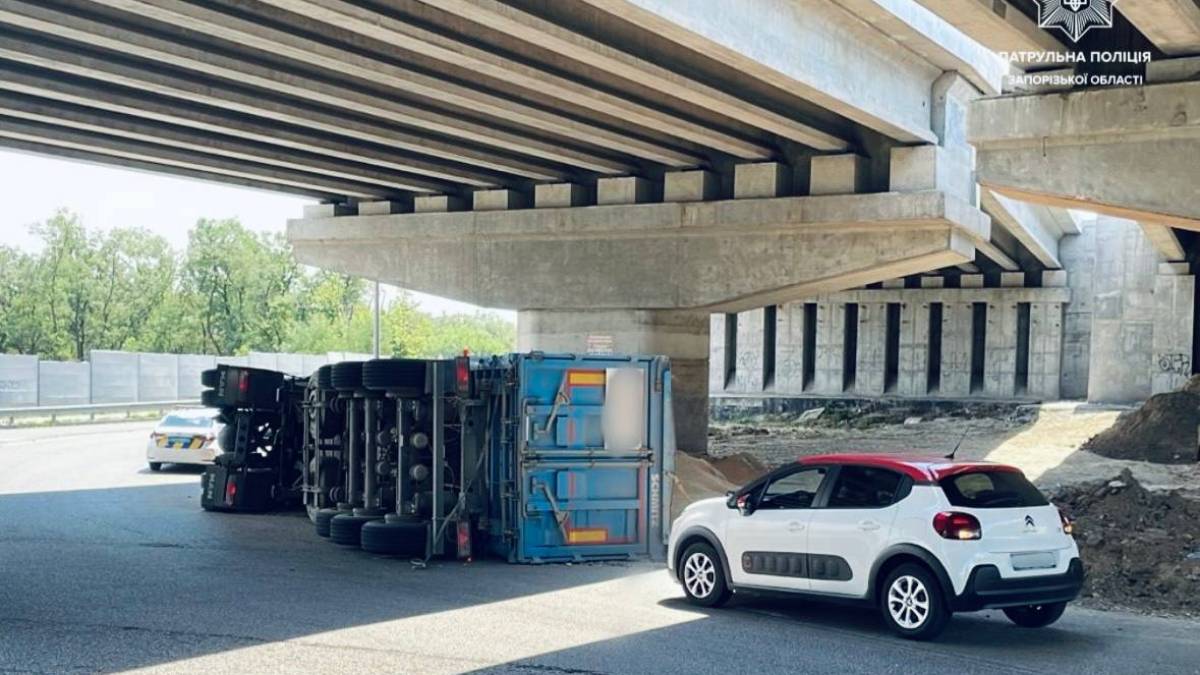 Патрульна поліція Запоріжжя попереджає про ускладнений рух транспорту через ДТП