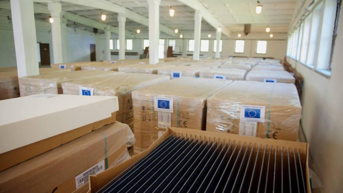 Євросоюз передав Україні тисячі сонячних панелей для лікарень