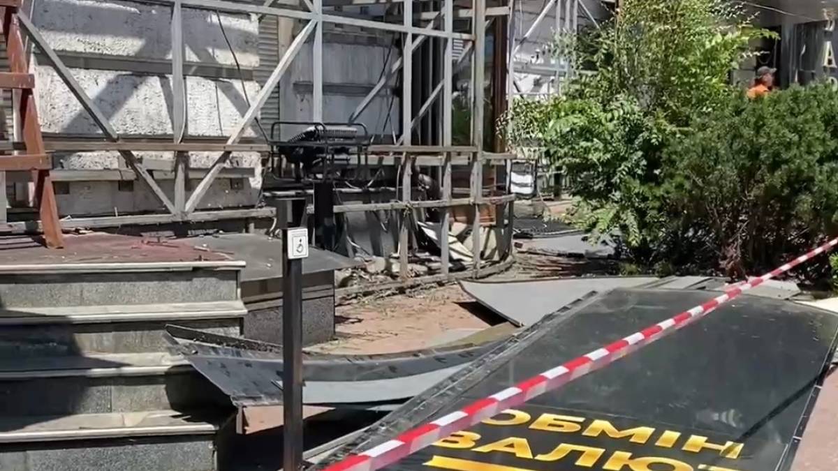 У центрі Запоріжжя демонтують незаконні рекламні вивіски ювелірного центру – фото, відео