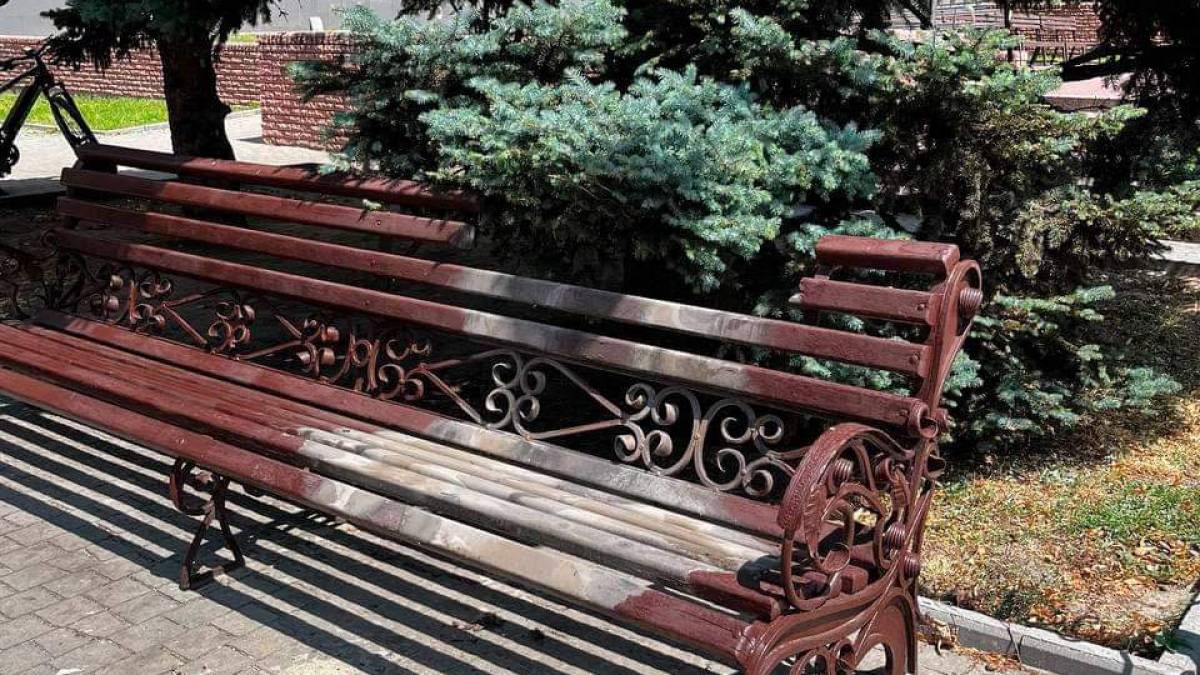 Демонтували «батьків» у сквері Театральному: лавочка порожня