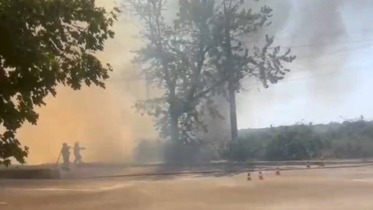 У Запоріжжі рятувальники гасять 2 масштабні пожежі