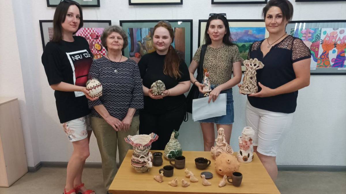 Глина, шамот та піч переплавляють емоції на шалену творчу енергію