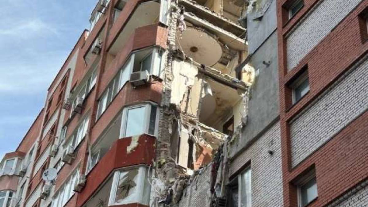 У Дніпрі сьомий день розбирають завали багатоповерхівки, яку атакувала росія