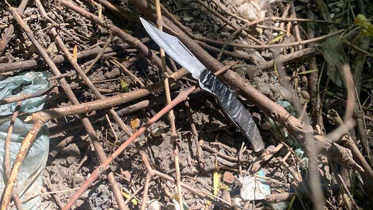 У Запоріжжі поліцейські по гарячих слідах розшукали чоловіка встромившого ніж у спину перехожому.