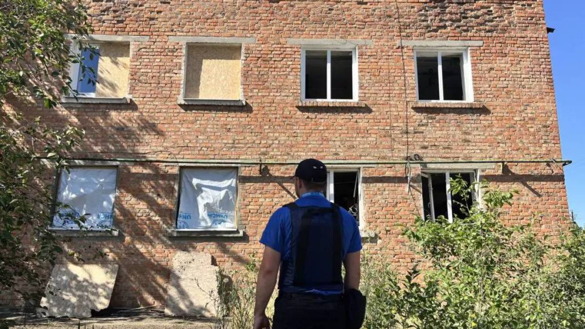 Мешканці Оріхова отримали будматеріали, щоб накрити дахи і забити вікна – фото