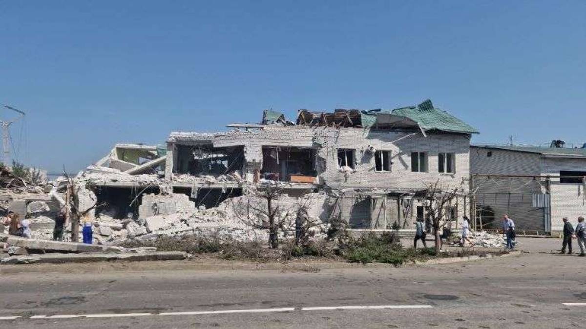 Екологи обстежили вільнянські підприємства, які нещодавно зазнали ворожих обстрілів
