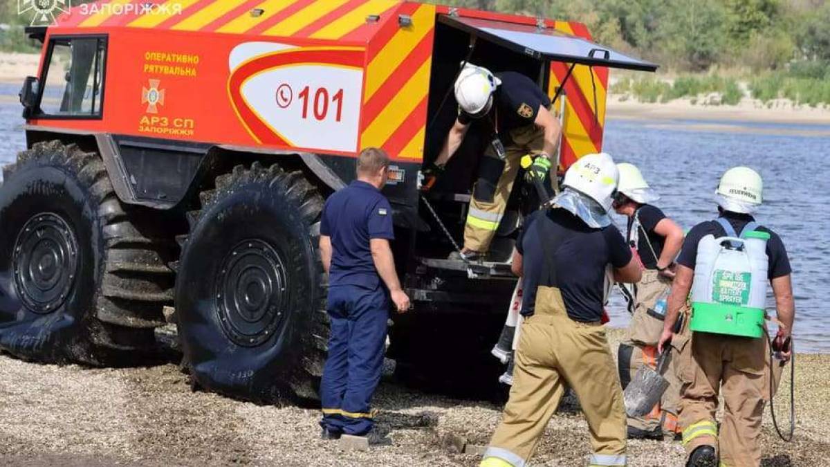 ДСНС Запоріжжя: ліквідація пожежі в плавневій зоні річки Дніпро, контроль ситуації (відео)