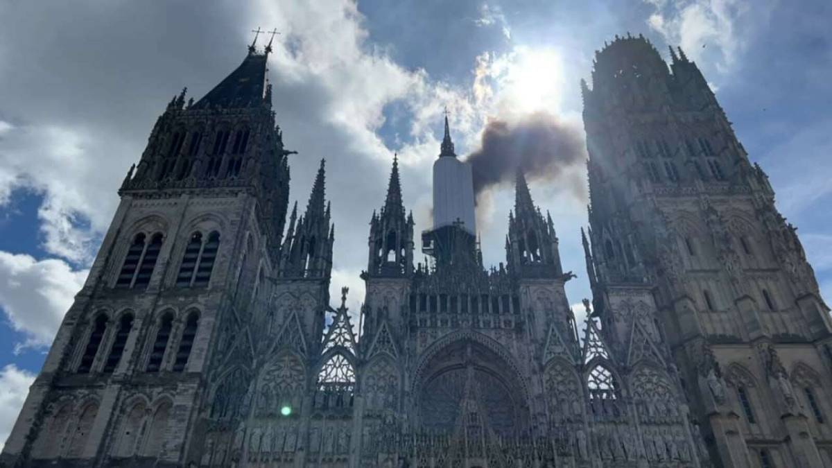 У Франції зайнялася пожежа в Руанському соборі