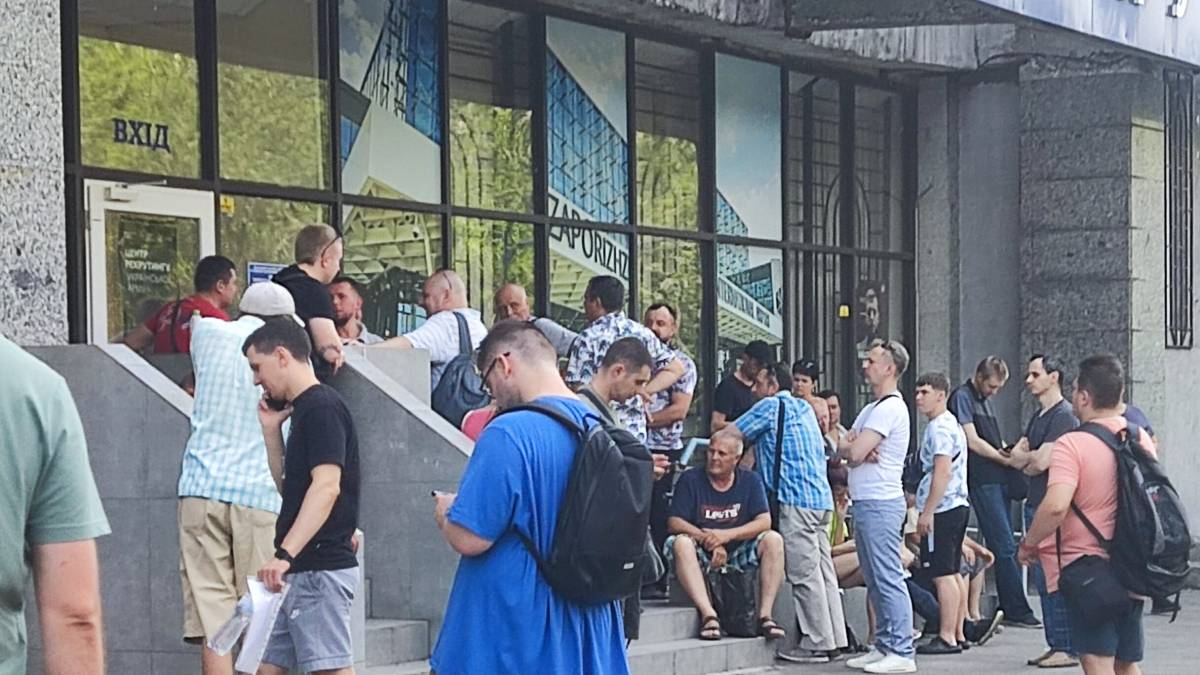 У ЦНАПах Запоріжжя величезні черги – військовозобов’язані масово пішли оновлювати дані