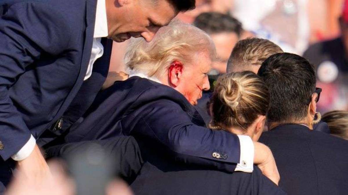 Замах на Дональда Трампа під час передвиборчого мітингу у Пенсильванії: куля пробила вухо