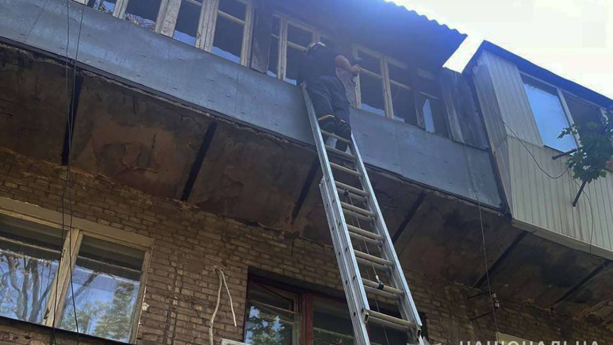 У Запоріжжі бабуся впала у квартирі і не могла покликати на допомогу: хто її врятував