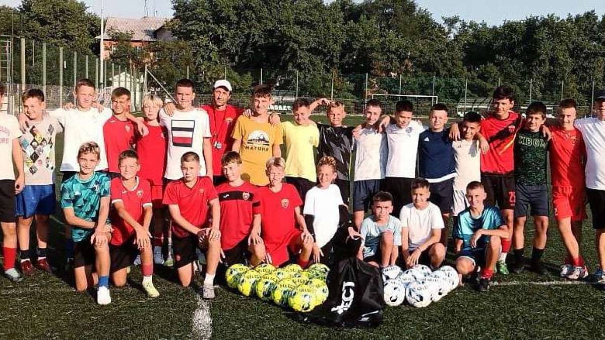 Юні футболісти «Металурга» гратимуть новенькими м’ячами