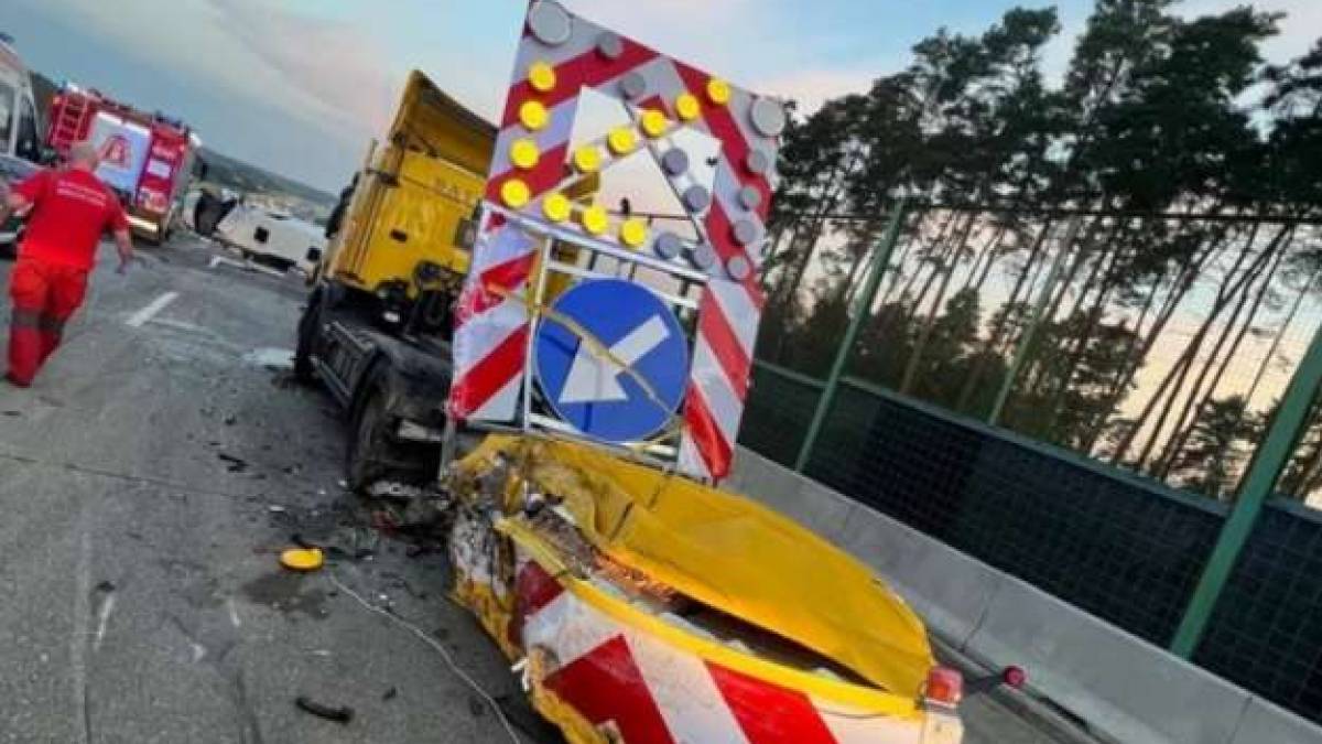У Польщі автобус з українцями врізався в машину дорожньої служби — пасажири у лікарні