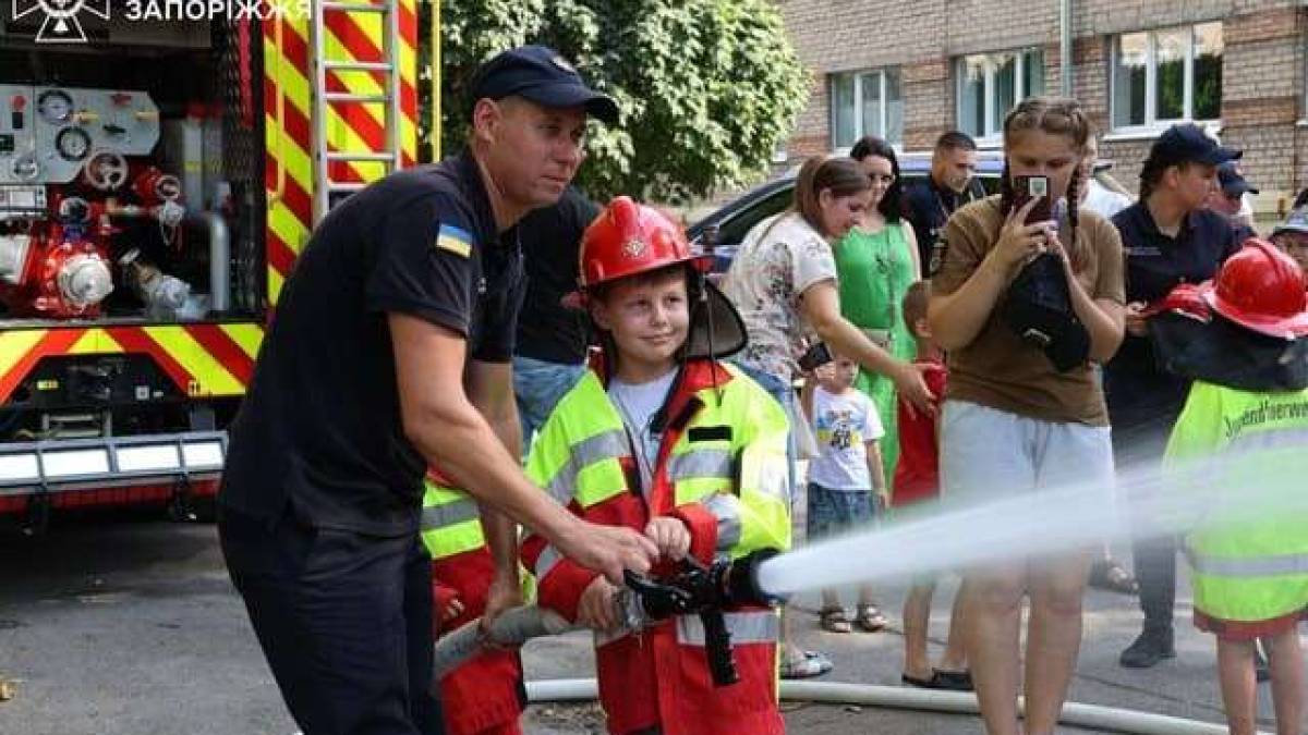 Рятувальники ДСНС провели у Запоріжжі акцію “Запобігти. Врятувати. Допомогти” для дітей та підлітків