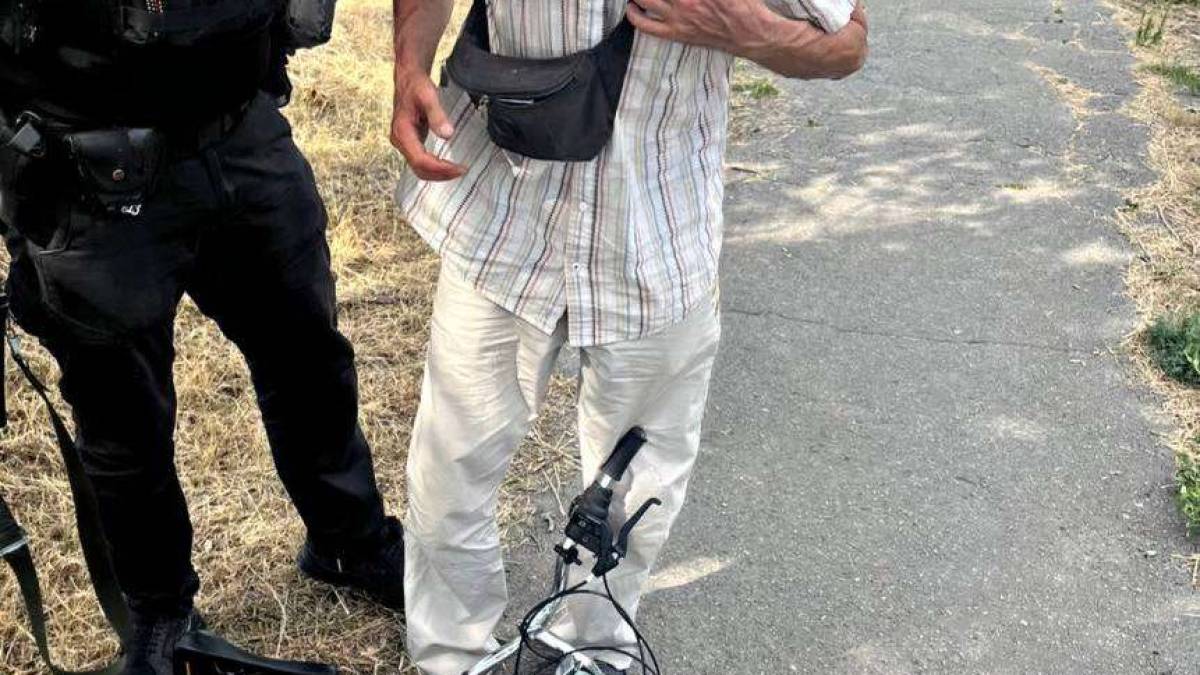У Запоріжжі чоловік поцупив велосипед, який хазяїн залишив біля магазину