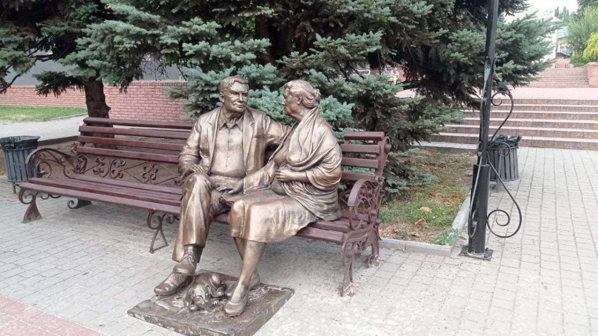 У Театральний сквер повернулися «Батьки»: виглядають молодше
