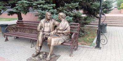 У Театральний сквер повернулися «Батьки»: виглядають молодше