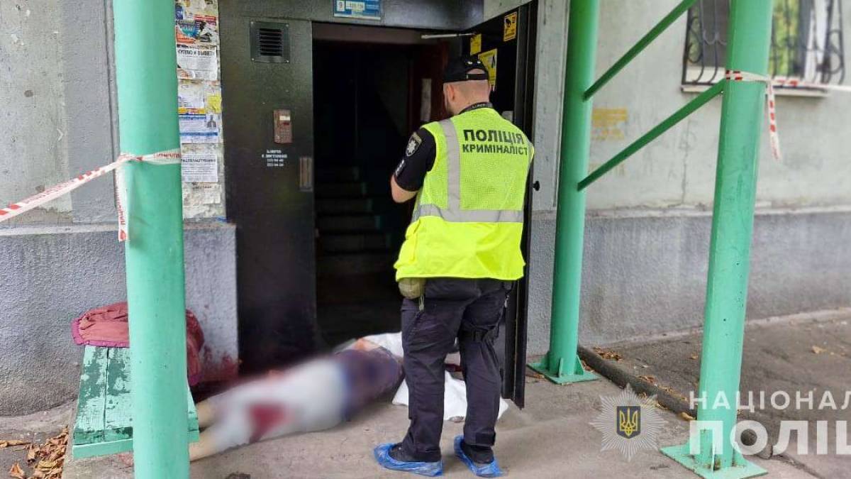 У Запоріжжі біля під’їзду знайшли тіло пенсіонерки: подробиці від поліції