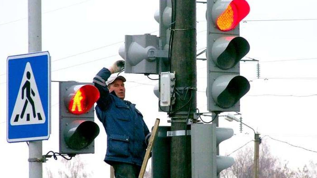 В Запорожье устанавливают автономные светофоры, которые могут работать при отключении света