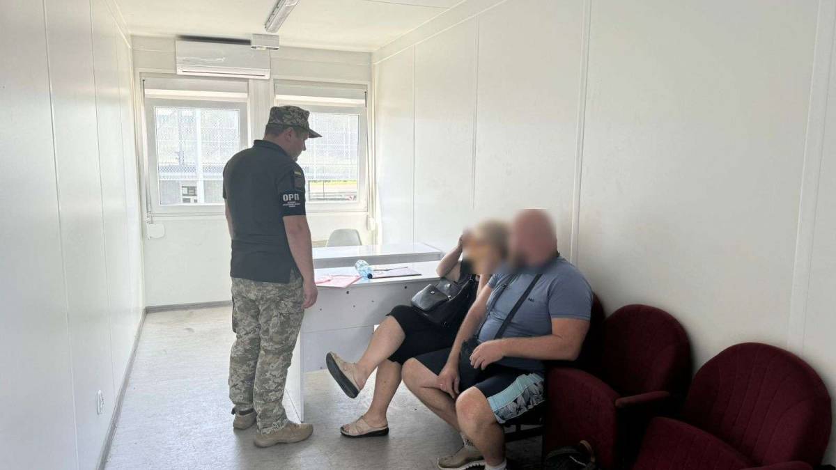 Мешканець Запоріжжя намагався виїхати до Європи з двома дружинами