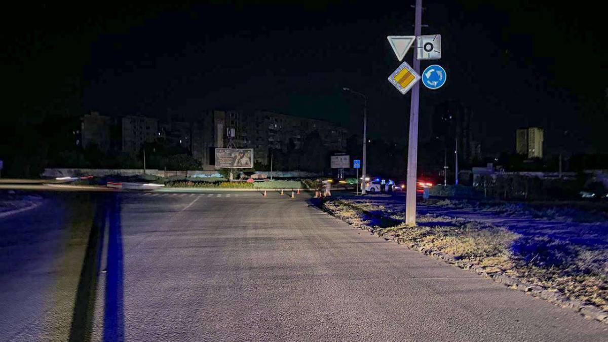 Запорізькі поліцейські встановлюють особу водія, який скоїв наїзд на пішохода та втік з місця події