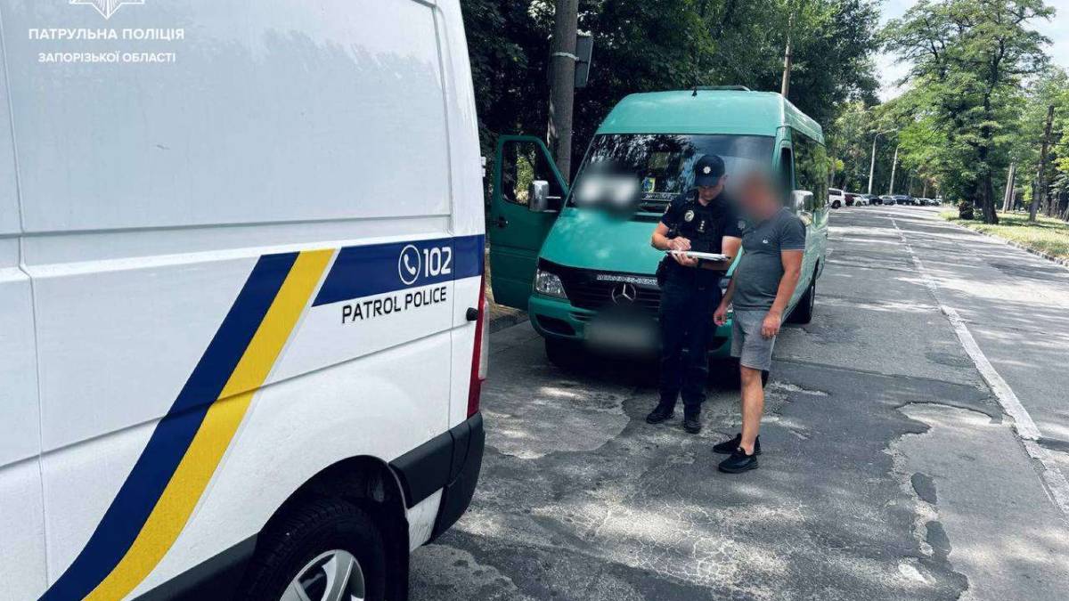 Небезпечна поїздка: у Запоріжжі з маршрутки ледь не випав пасажир