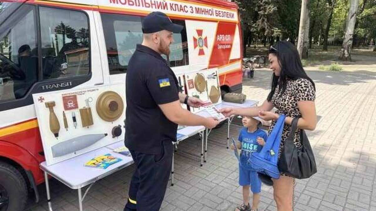 Запорізькі рятувальники навчають громадян безпечно поводитися з вибухонебезпечними предметами