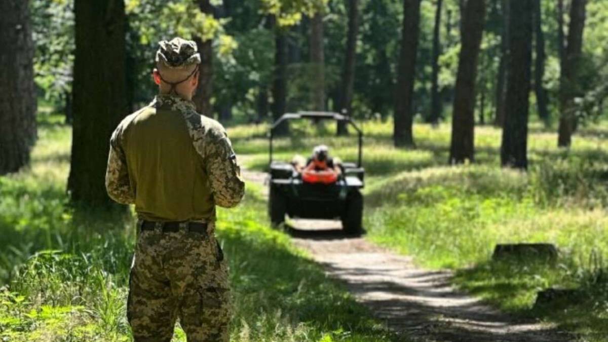 В Україні запустили у серійне виробництво робота, який може евакуювати одразу двох поранених