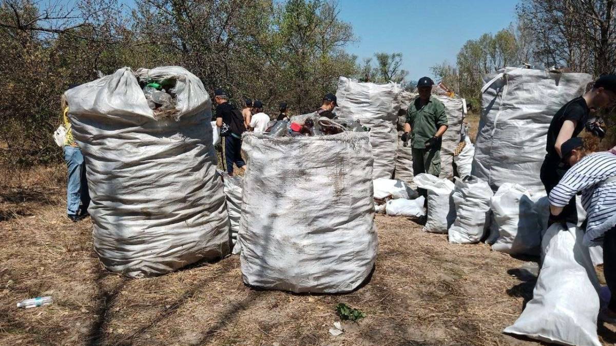 Марш прибирання: сьогодні волонтери зібрали сміття на Хортиці, у Києві, на Хмельниччині, Волині та Одещині