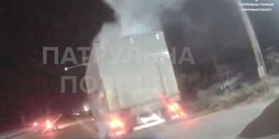 У Запоріжжі на дорозі горіла фура – фото, відео
