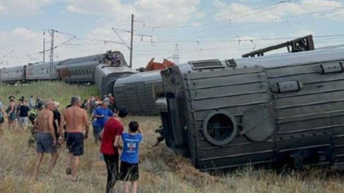 У росії потяг зійшов з рейок після зіткнення з КамАЗом, постраждали десятки пасажирів