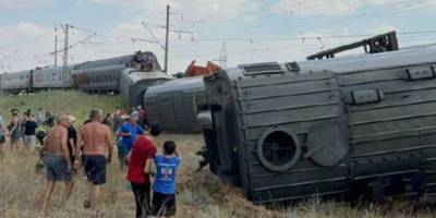 У росії потяг зійшов з рейок після зіткнення з КамАЗом, постраждали десятки пасажирів