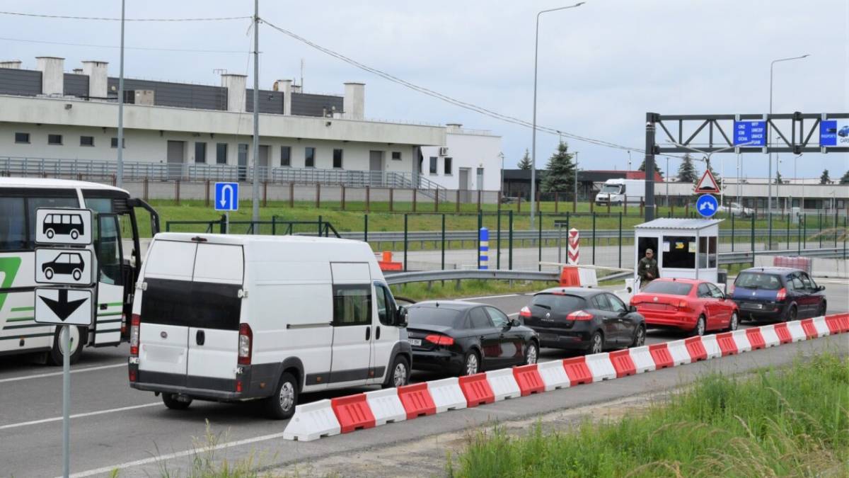 У Держмитниці попередили про можливі затримки при перетині кордону