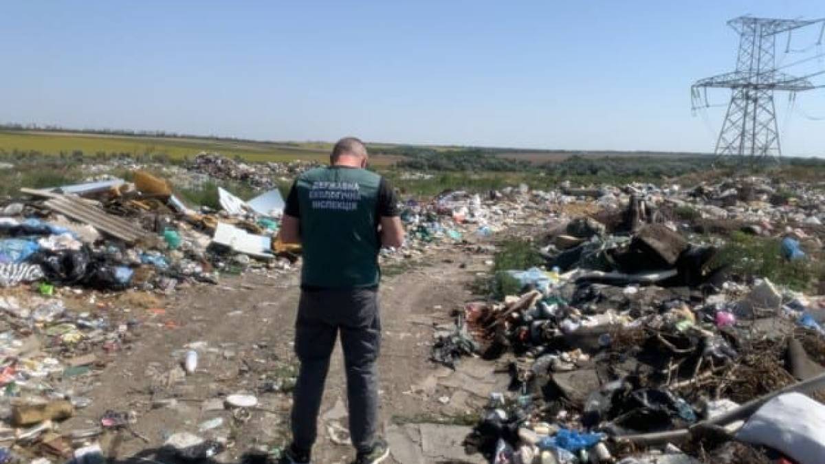 На Запоріжжі виявлено велике стихійне сміттєзвалище між селами Михайлівка та Криничне