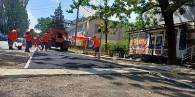 У Заводському районі Запоріжжя тривають роботи з ремонту тротуарів