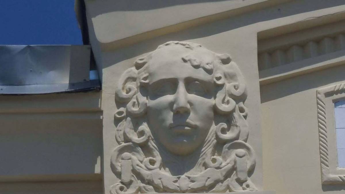 окупанти нищать історичне минуле: у Маріуполі заштукатурили маскарони