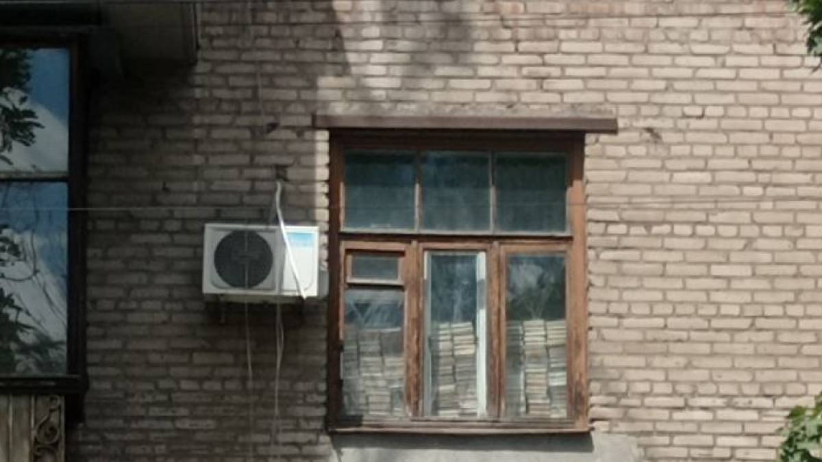 Книги рятують, навіть складеними на підвіконні