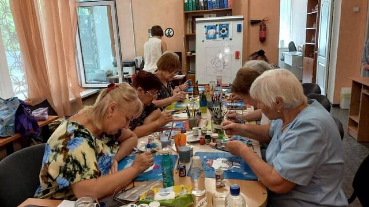 Соціальні працівники Запоріжжя допомагають літнім людям адаптуватися до сучасних реалій