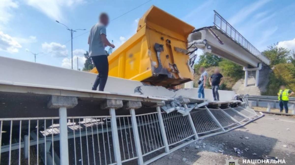 На трасі «Київ — Одеса» вантажівка обвалила міст — рух заблокований