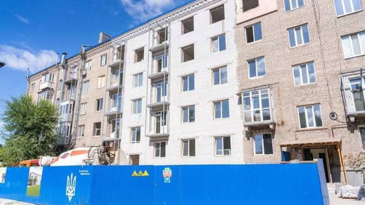 Зруйнований ворожим обстрілом будинок у Запоріжжі наближається до завершення відбудови