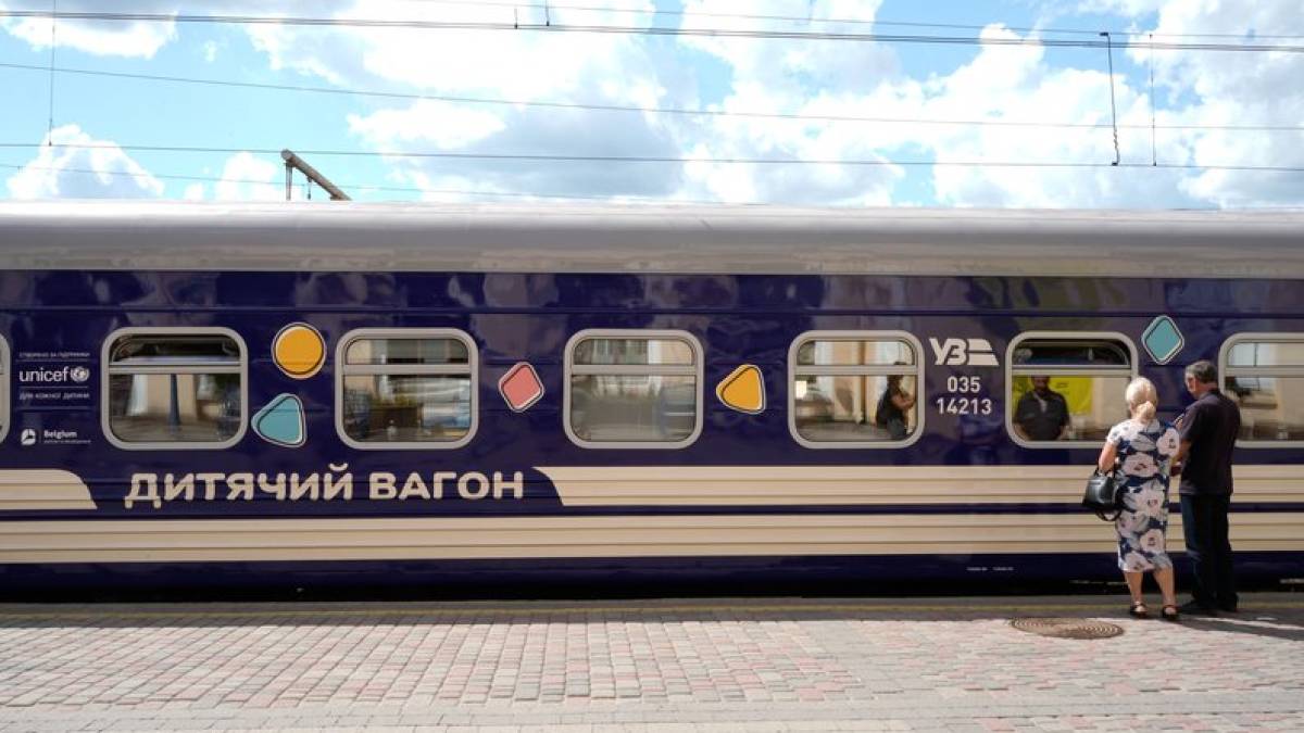 Показали перший дитячий вагон, який вирушив до Харкова зі Львова
